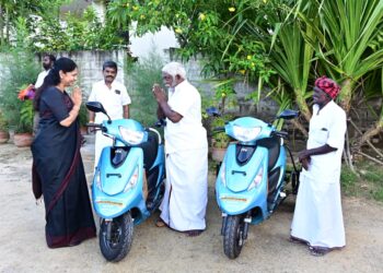 தனது சொந்த செலவிலிருந்து மாற்றுத்திறனாளிக்கு மூன்று சக்கர வாகனத்தை கனிமொழி எம்.பி வழங்கினார்