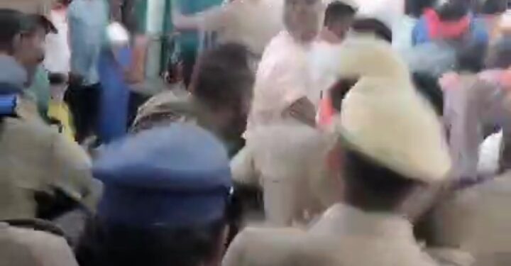 போர்க்களம் போல் காட்சியளித்த திருச்செந்தூர் கோவில் கிழக்கு பிரகாரம் – 1000, 2000, 3000 என கட்டணம் வசூலிக்கப்படுவதை நிறுத்த கோரி பக்தர்கள், இந்து முன்னணி அமைப்பினர் திடீர் போராட்டம்