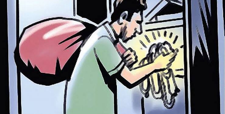 ஆறுமுகனேரியில் வீடு புகுந்து பெண்ணை கத்தியால் தாக்கி 21 பவுன் நகை கொள்ளை: மர்ம நபருக்கு போலீசார் வலைவீச்சு