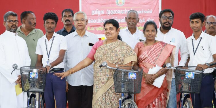 இந்தியாவிற்கே வழிகாட்டியாக தமிழகம் உள்ளது மாணவர்களுக்கு சைக்கிள் வழங்கி அமைச்சர் கீதாஜீவன் பேசினார்