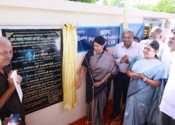 தூத்துக்குடி 60-வது வார்டு கோவில்பிள்ளை நகரில் நீரேற்றும் நிலையத்தை கனிமொழி எம்.பி. துவக்கி வைத்தார்.