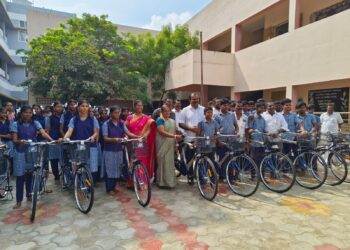 ‘மாணவ, மாணவியர்கள் தான் எதிர்கால இந்தியா’ – சைக்கிள் வழங்கி மேயர் ஜெகன் பெரியசாமி பேச்சு!!!