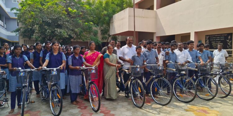 ‘மாணவ, மாணவியர்கள் தான் எதிர்கால இந்தியா’ – சைக்கிள் வழங்கி மேயர் ஜெகன் பெரியசாமி பேச்சு!!!