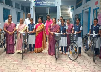 தூத்துக்குடி சிதம்பரனார் நினைவு மேல்நிலைப் பள்ளியில் மாணவர்களுக்கு அமைச்சர் கீதாஜீவன் சைக்கிள் வழங்கினார்