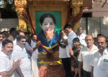 தூத்துக்குடியில் ஜெயலலிதா நினைவு தினத்தையொட்டி மாநில அதிமுக வர்த்தக அணி சார்பில் மலர் அஞ்சலி