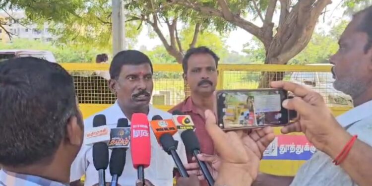 அரசு டாஸ்மாக் கடையை அகற்றிவிடுவதாக பணம் கேட்டு மிரட்டி வரும் ச.ம.க நிர்வாகி மீது தூத்துக்குடி கலெக்டரிடம் பரபரப்பு புகார்