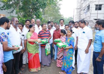 சென்னையில் வெள்ளத்தால் பாதிக்கப்பட்ட மக்களுக்கு நிவாரண உதவிகளை அமைச்சர் கீதாஜீவன் வழங்கினார்