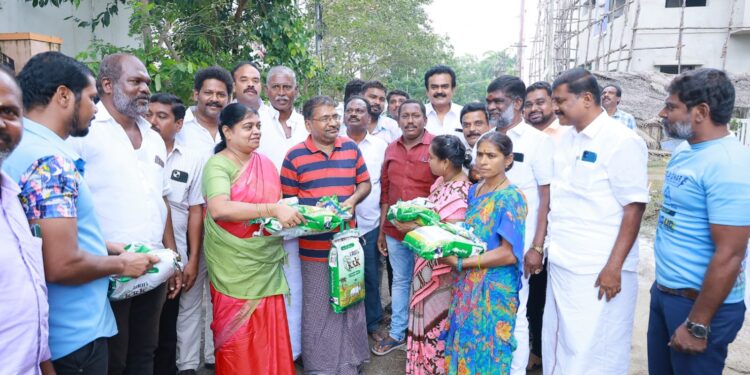 சென்னையில் வெள்ளத்தால் பாதிக்கப்பட்ட மக்களுக்கு நிவாரண உதவிகளை அமைச்சர் கீதாஜீவன் வழங்கினார்