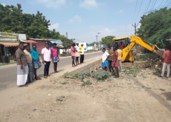 தருவைகுளம் சாலையில் குழாய் பாலம் அமைக்கும் பணியினை ஊராட்சி மன்ற தலைவர் சரவணக்குமார் பார்வையிட்டார்