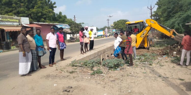 தருவைகுளம் சாலையில் குழாய் பாலம் அமைக்கும் பணியினை ஊராட்சி மன்ற தலைவர் சரவணக்குமார் பார்வையிட்டார்