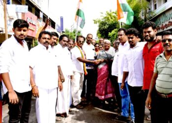 சோனியா காந்தி பிறந்தநாளை முன்னிட்டு தூத்துக்குடி மாநகர் மாவட்ட காங்கிரஸ் தலைவர் சி.எஸ்.முரளீதரன் பொதுமக்களுக்கு இனிப்பு வழங்கினார்