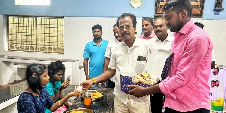 சோனியா காந்தி பிறந்தநாளை முன்னிட்டு ஏழை மாணவர்களுக்கு உணவு வழங்கி தூத்துக்குடி மாநகர் மாவட்ட காங்கிரஸ் தலைவர் சி.எஸ்.முரளீதரன் கொண்டாட்டம்