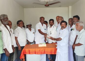 சோனியா காந்தி பிறந்த நாளை முன்னிட்டு தூத்துக்குடி காங்கிரஸ் கட்சியினர் பிறந்தநாள் கேக் வெட்டி கொண்டாட்டம்