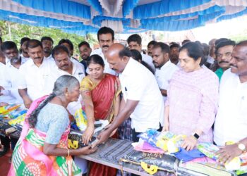 சென்னையில் வெள்ளத்தால் பாதிக்கப்பட்ட மக்களுக்கு நிவாரண உதவிகளை அமைச்சர்கள் கீதாஜீவன், சுப்பிரமணியன் வழங்கினார்கள்