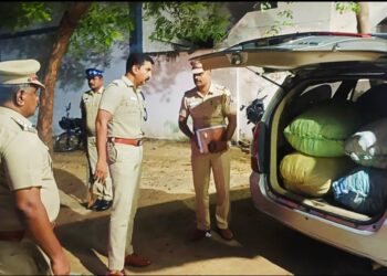 காரில் கஞ்சா கடத்திய 2 பேர் கைது – 529 கிலோ கஞ்சா மற்றும் கார் பறிமுதல்.