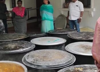 புயலால் பாதிக்கப்பட்ட மக்களுக்காக கனிமொழி எம்.பி வீட்டில் விடிய விடிய சமைக்கப்பட்ட உணவுகள் மற்றும் அத்தியாவசிய பொருட்கள் வழங்கப்பட்டன