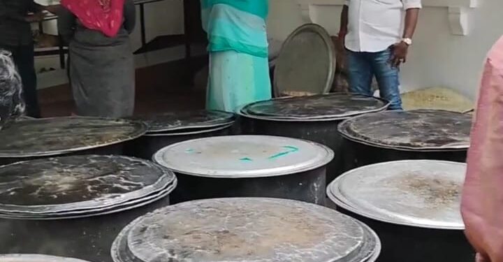 புயலால் பாதிக்கப்பட்ட மக்களுக்காக கனிமொழி எம்.பி வீட்டில் விடிய விடிய சமைக்கப்பட்ட உணவுகள் மற்றும் அத்தியாவசிய பொருட்கள் வழங்கப்பட்டன