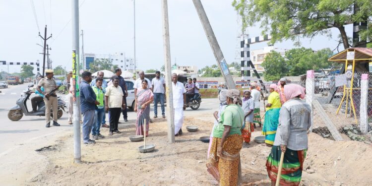 தூத்துக்குடி 4ம் கேட் பகுதியில் சாலை அமைக்கும் பணியை அமைச்சர் கீதாஜீவன் ஆய்வு