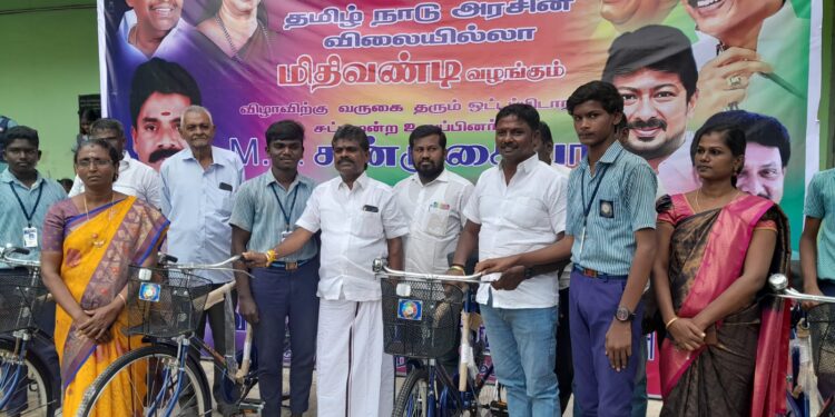 நாட்டிற்கும் வீட்டிற்கும் மாணவ மாணவிகள் பெருமை சேர்க்க வேண்டும் மாப்பிள்ளையூரணி பள்ளியில் சைக்கிள் வழங்கி சண்முகையா எம்.எல்.ஏ பேச்சு