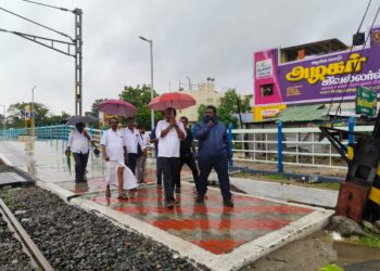 தூத்துக்குடியில் கொட்டும் மழையில் மேயர் ஜெகன் பெரியசாமி பல்வேறு பகுதிகளில் ஆய்வு