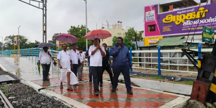 தூத்துக்குடியில் கொட்டும் மழையில் மேயர் ஜெகன் பெரியசாமி பல்வேறு பகுதிகளில் ஆய்வு