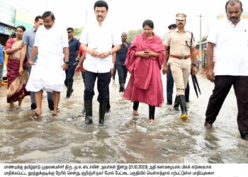 தூத்துக்குடியில் மழை வெள்ளம் பாதித்த பகுதிகளில் முதலமைச்சர் ஸ்டாலின் ஆய்வு மேற்கொண்டு நிவாரண உதவி வழங்கினார். 