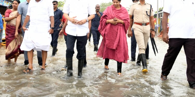 தூத்துக்குடியில் மழை வெள்ளம் பாதித்த பகுதிகளில் முதலமைச்சர் ஸ்டாலின் ஆய்வு மேற்கொண்டு நிவாரண உதவி வழங்கினார். 