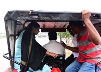 டிராக்டரில் சென்று மாப்பிள்ளையூரணியில் நிவாரண பணியில் ஈடுபட்ட கனிமொழி எம்.பி