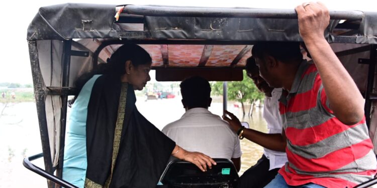 டிராக்டரில் சென்று மாப்பிள்ளையூரணியில் நிவாரண பணியில் ஈடுபட்ட கனிமொழி எம்.பி