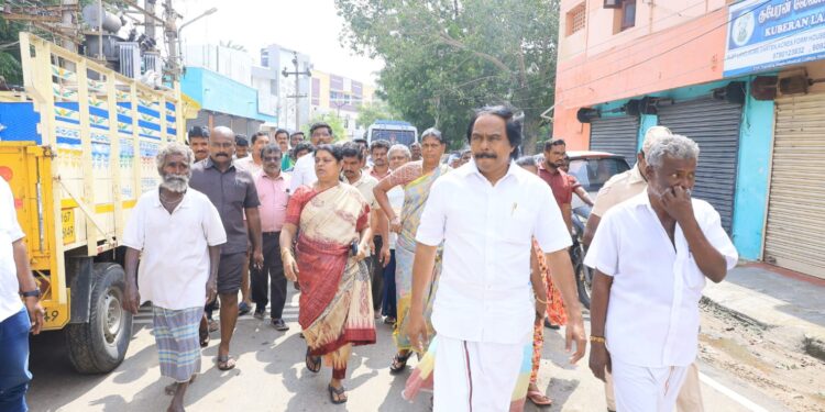 தூத்துக்குடியில் மழை வெள்ளம் பாதித்த பகுதிகளில் அமைச்சர்கள் கீதாஜீவன், மனோதங்கராஜ் ஆய்வு