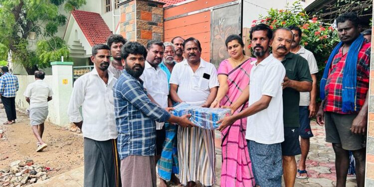 தூத்துக்குடி மக்களுக்கு உணவு பொட்டலம் பாய் போர்வை உள்ளிட்ட பொருட்கள் அதிமுக மாநில வர்த்தக அணி செயலாளர் சி.த.செல்லப்பாண்டியன் வழங்கினார்.