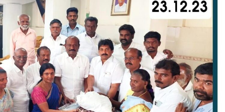 தூத்துக்குடியில் ஊடகத்துறையினருக்கு நிவாரணப் பொருட்கள் வழங்கல் : தமிழ்நாடு வணிகர் சங்கங்களின் பேரமைப்பு மாநில தலைவர் விக்கிரமராஜா வழங்கினார்!! நன்றி தெரிவித்த பத்திரிகையாளர்கள்