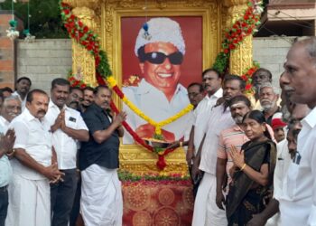 தூத்துக்குடியில் எம்.ஜி.ஆர் 36வது நினைவு தினத்தையொட்டி மாநில அதிமுக வர்த்தக அணி செயலாளர் சி.த.செல்லப்பாண்டியன் மலர் அஞ்சலி!!!