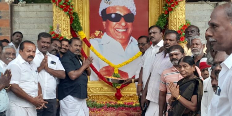 தூத்துக்குடியில் எம்.ஜி.ஆர் 36வது நினைவு தினத்தையொட்டி மாநில அதிமுக வர்த்தக அணி செயலாளர் சி.த.செல்லப்பாண்டியன் மலர் அஞ்சலி!!!