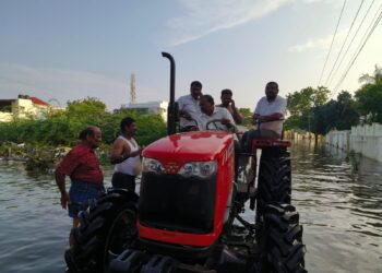தூத்துக்குடி பகுதிகளில் மேயர் ஜெகன் பெரியசாமி டிராக்டர் ஓட்டி சென்று ஆய்வு!!!