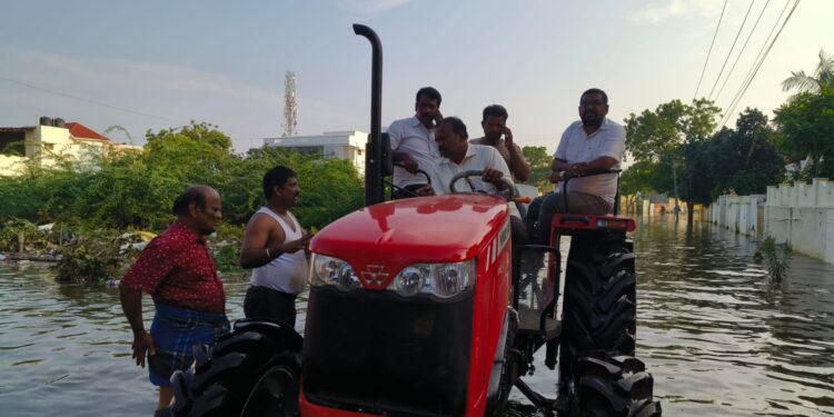 தூத்துக்குடி பகுதிகளில் மேயர் ஜெகன் பெரியசாமி டிராக்டர் ஓட்டி சென்று ஆய்வு!!!