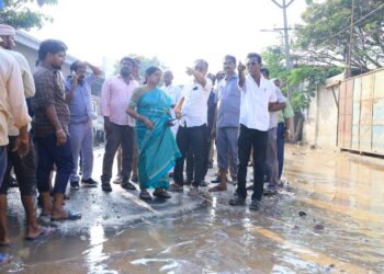 தூத்துக்குடியில் மழை வெள்ளம் பாதித்த பகுதிகளில் அமைச்சர் கீதாஜீவன் ஆய்வு செய்து நிவாரண உதவிகள் வழங்கினார்.