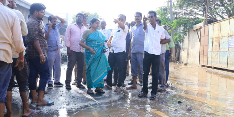 தூத்துக்குடியில் மழை வெள்ளம் பாதித்த பகுதிகளில் அமைச்சர் கீதாஜீவன் ஆய்வு செய்து நிவாரண உதவிகள் வழங்கினார்.