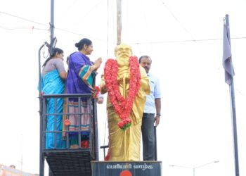 தூத்துக்குடியில் பெரியார் நினைவு நாளையொட்டி அவரது சிலைக்கு கனிமொழி எம்.பி, அமைச்சர்கள் கீதாஜீவன், தங்கம் தென்னரசு, சுப்பிரமணியன், மேயர் ஜெகன் பெரியசாமி ஆகியோர் மாலை அணிவித்தனர்.