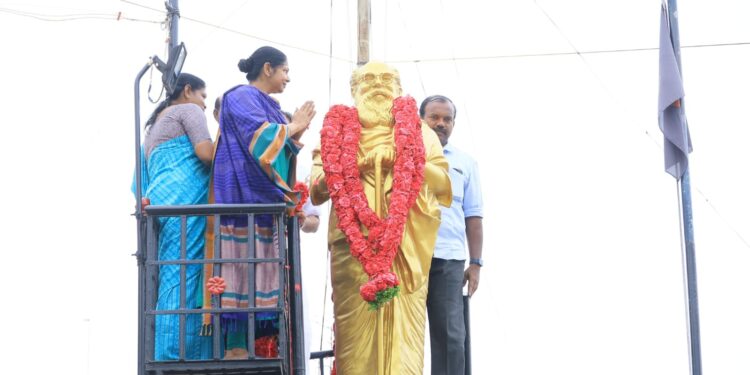 தூத்துக்குடியில் பெரியார் நினைவு நாளையொட்டி அவரது சிலைக்கு கனிமொழி எம்.பி, அமைச்சர்கள் கீதாஜீவன், தங்கம் தென்னரசு, சுப்பிரமணியன், மேயர் ஜெகன் பெரியசாமி ஆகியோர் மாலை அணிவித்தனர்.