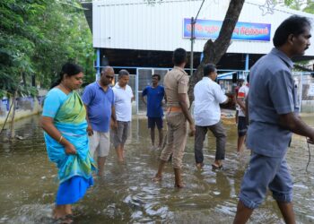 தூத்துக்குடியில் மழை வெள்ளம் பாதித்த பகுதிகளில் அமைச்சர் கீதாஜீவன் ஆய்வு  