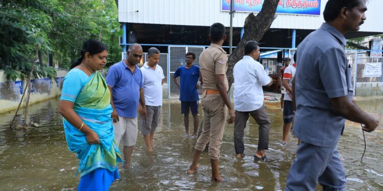 தூத்துக்குடியில் மழை வெள்ளம் பாதித்த பகுதிகளில் அமைச்சர் கீதாஜீவன் ஆய்வு