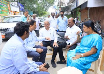 டீ கடையில் அமர்ந்து விவாதித்த தலைமைச் செயலாளர்  மற்றும் அமைச்சர்கள்