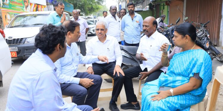 டீ கடையில் அமர்ந்து விவாதித்த தலைமைச் செயலாளர் மற்றும் அமைச்சர்கள்