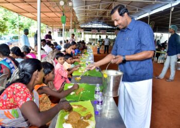 நாலுமாவடியில் இயேசு விடுவிக்கிறார் ஊழியங்கள் சார்பில்  3 ஆயிரம் பேருக்கு கிறிஸ்துமஸ் விருந்து! சகோ.மோகன் சி.லாசரஸ் வழங்கினார்.