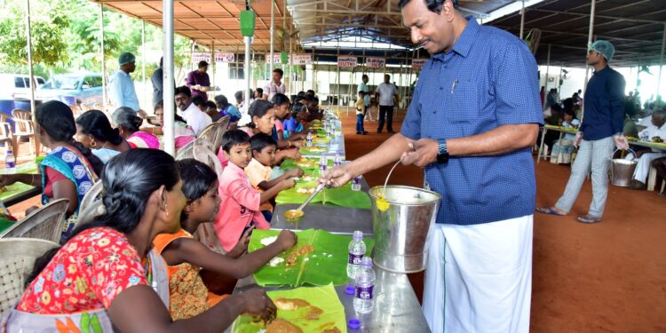 நாலுமாவடியில் இயேசு விடுவிக்கிறார் ஊழியங்கள் சார்பில்  3 ஆயிரம் பேருக்கு கிறிஸ்துமஸ் விருந்து! சகோ.மோகன் சி.லாசரஸ் வழங்கினார்.