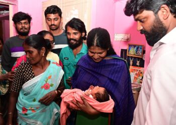 வெள்ளத்தில் மீட்ட குழந்தைக்குப் பெற்றோர்களின் விருப்பத்திற்கேற்ப ‘கனிமொழி’ என்று பெயர் சூட்டிய கனிமொழி எம்.பி