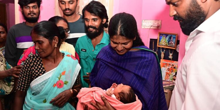 வெள்ளத்தில் மீட்ட குழந்தைக்குப் பெற்றோர்களின் விருப்பத்திற்கேற்ப ‘கனிமொழி’ என்று பெயர் சூட்டிய கனிமொழி எம்.பி