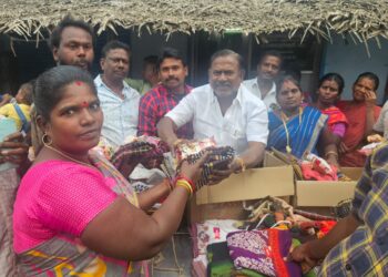 தூத்துக்குடி மாநகராட்சிக்குட்பட்ட 4, 17, 44 ஆகிய வார்டு பகுதியில் மழை வெள்ள நிவாரணப் பொருட்களை மாநில வர்த்தக அணி செயலாளர் சி.த.செல்லப்பாண்டியன் வழங்கினார்.