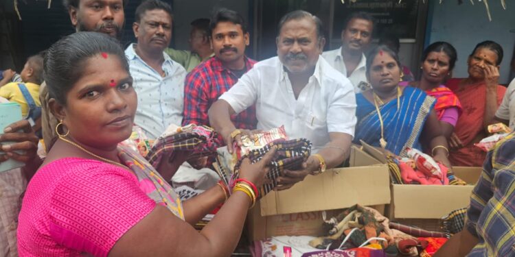 தூத்துக்குடி மாநகராட்சிக்குட்பட்ட 4, 17, 44 ஆகிய வார்டு பகுதியில் மழை வெள்ள நிவாரணப் பொருட்களை மாநில வர்த்தக அணி செயலாளர் சி.த.செல்லப்பாண்டியன் வழங்கினார்.